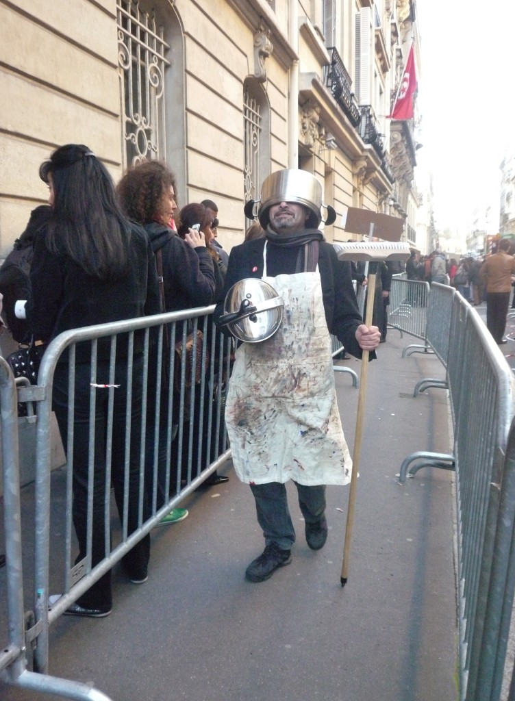Le Soldat N°1 a voté - Performance Consulat tunisien Paris - Eléctions du 23 Octobre 2011 (2)